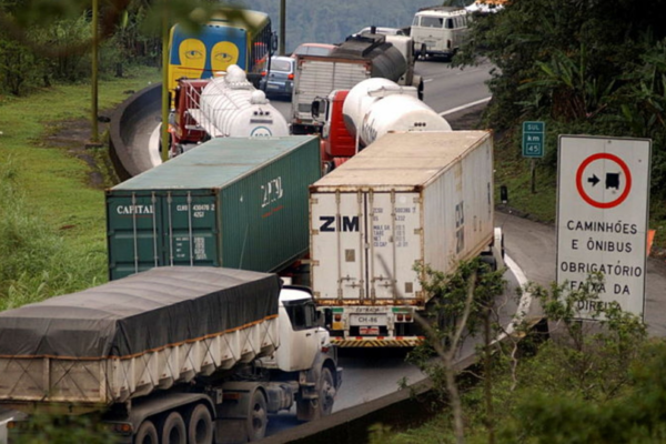 Anchieta: aumento de acidentes em feriados preocupa motoristas que dividem espaço com caminhões
