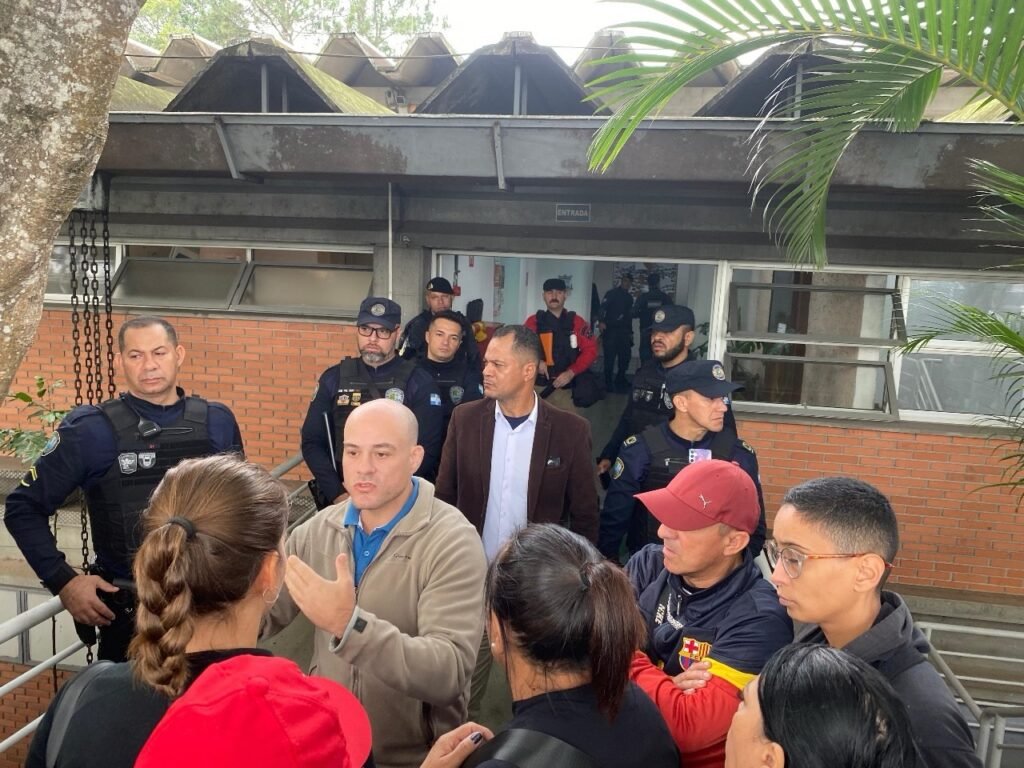 Manifestantes do MTST ocupam Prefeitura de Itapecerica da Serra e enfrentam repressão policial