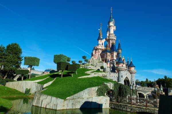 Disney Paris vira palco de polêmica após homem organizar casamento fake com menina de 9 anos