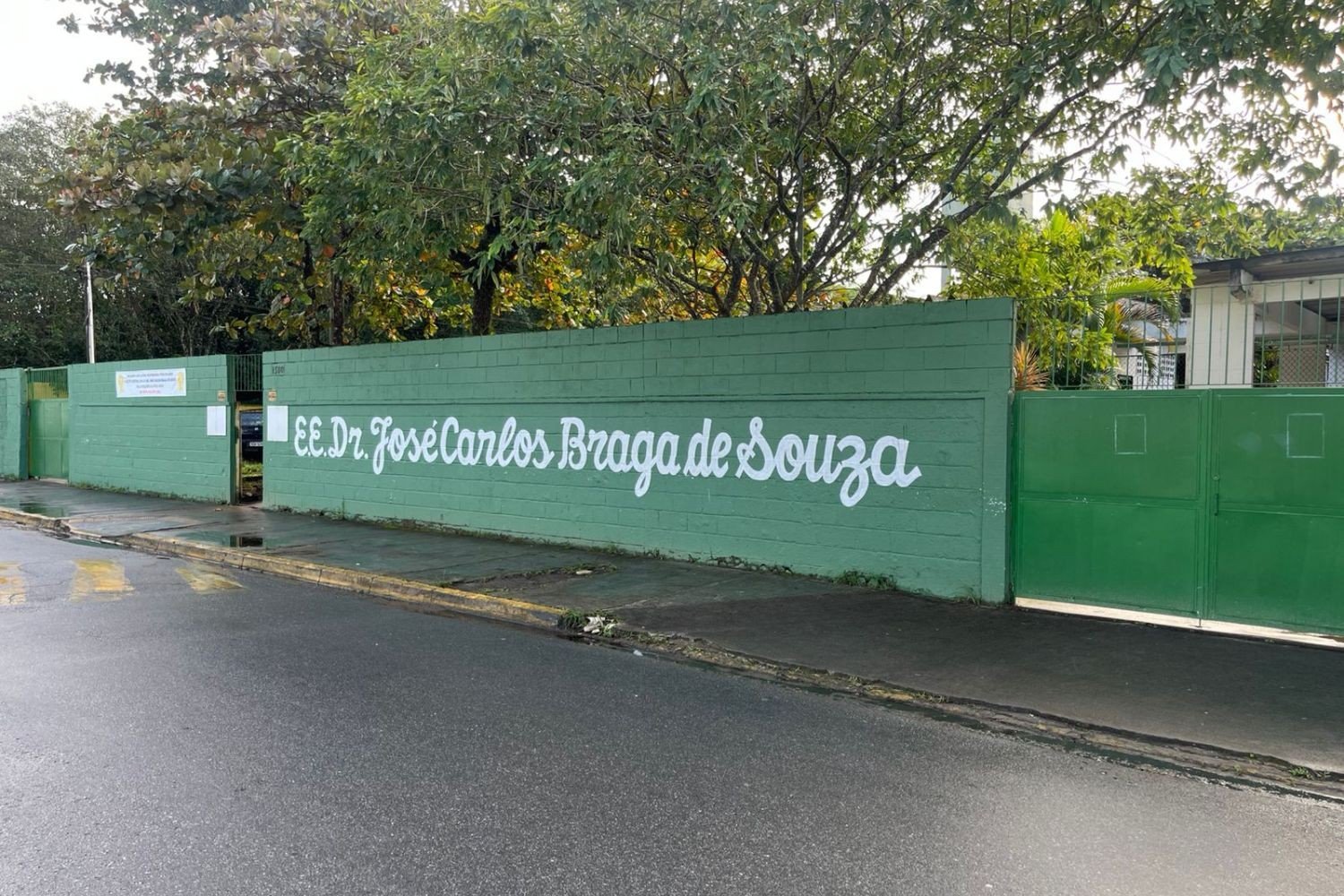 Aluno de 15 anos é esfaqueado nas costas por colega após briga por lugar na sala em escola no litoral de SP
