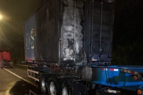 Carreta carregada com glicerina pega fogo na rodovia Cônego Domênico Rangoni, SP