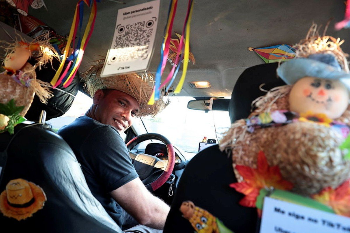 Motorista de app cria festa junina dentro de carro para surpreender passageiros no litoral de SP; VÍDEO