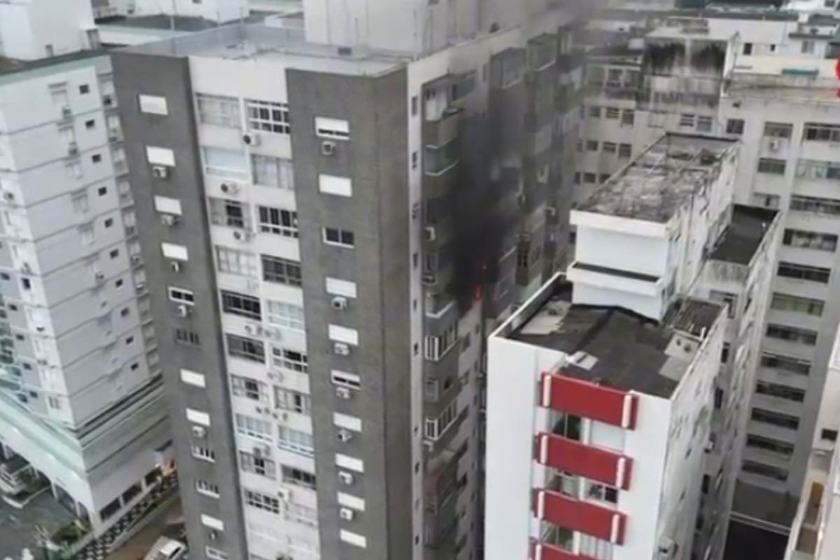 Incêndio atinge apartamento em Santos, SP; VÍDEO