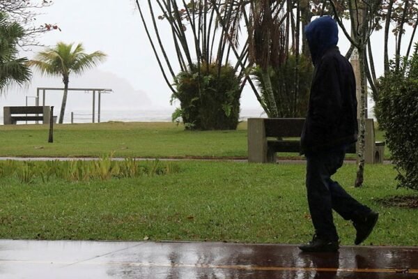 Inmet emite alertas para tempestades e onda de frio na Baixada Santista e Vale do Ribeira
