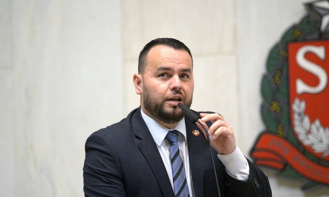 ‘Ferro no rabo’: líder do MBL é condenado a indenizar deputado do PL