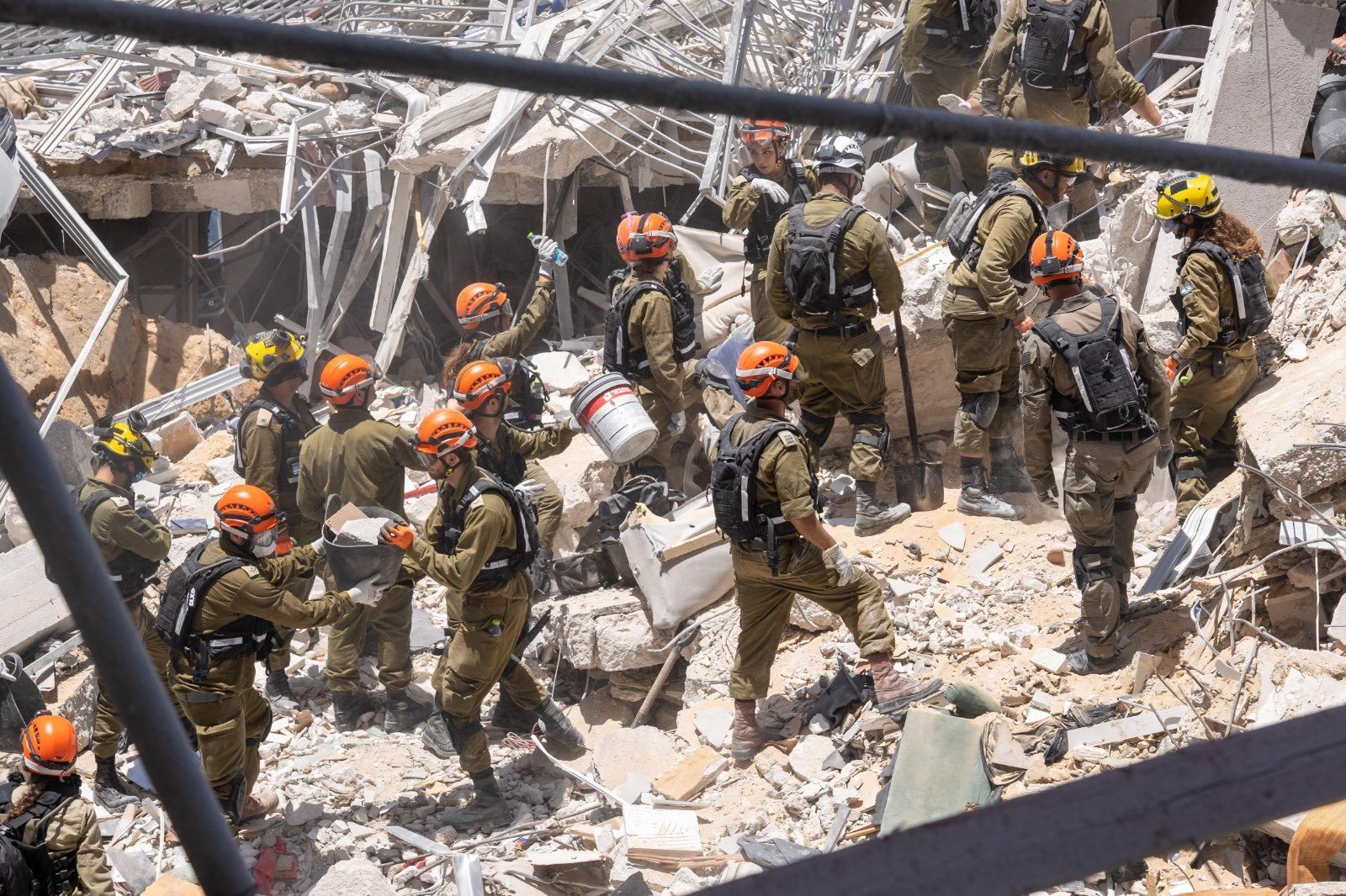 Irã e Israel buscam sobreviventes nos escombros de bombardeios em Teerã e Tel Aviv; veja imagens