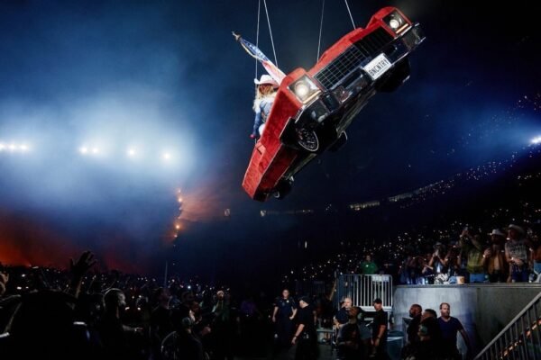 Beyoncé fica suspensa no ar durante show após falha técnica