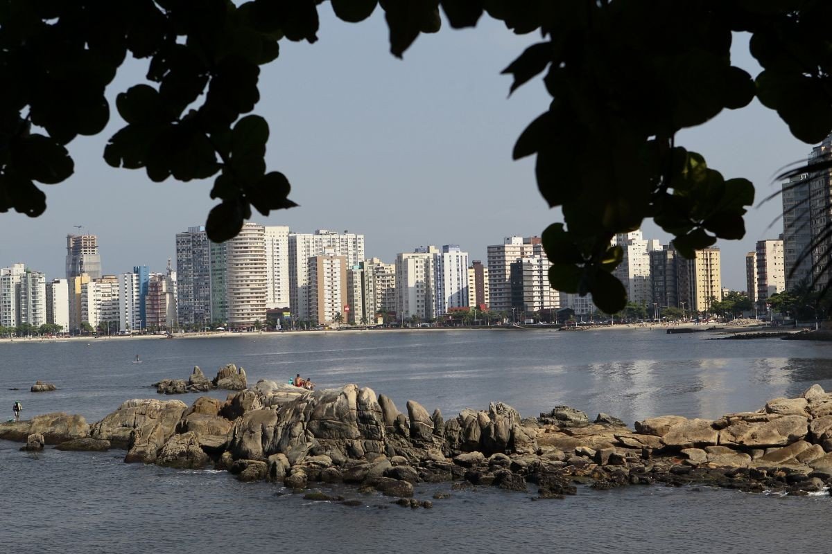 Homem é encontrado morto no meio das pedras da Ilha Porchat, SP
