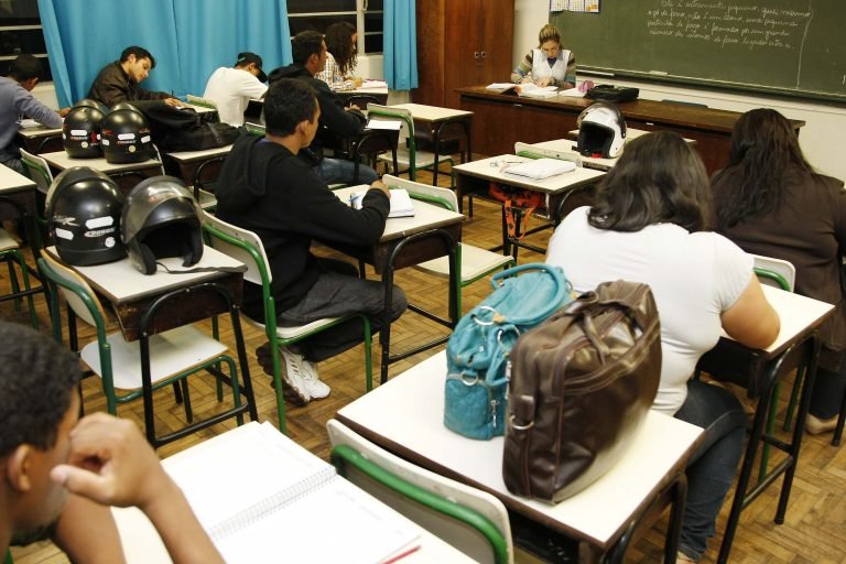 Comissão debate educação de jovens, adultos e idosos no novo PNE