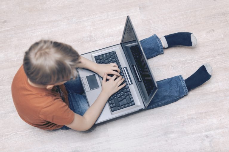 Comissão debate educação digital, controle parental e inclusão