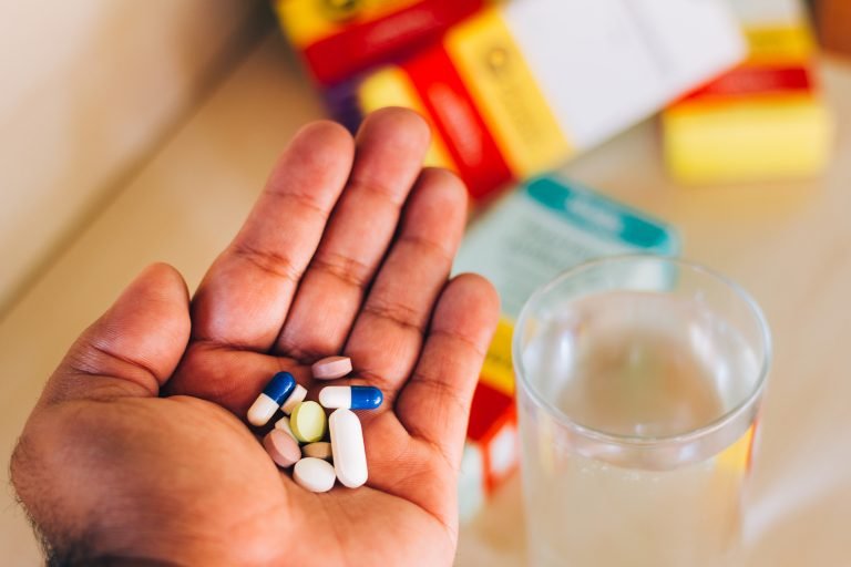 Comissão de Saúde debate riscos da automedicação e importância da assistência farmacêutica
