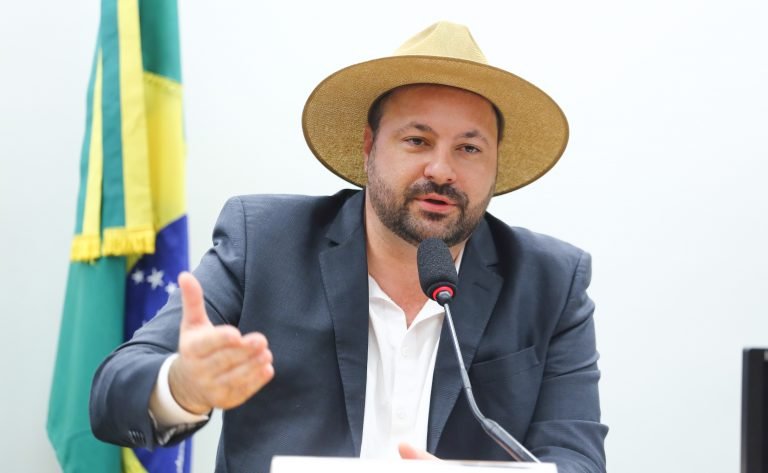 Projeto prevê exame complementar ao “teste do olhinho” aos 6 meses de vida