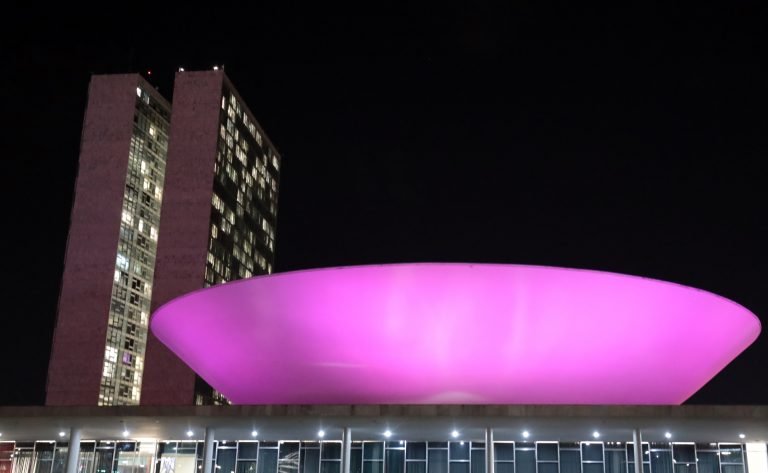 Congresso é iluminado de rosa pelo Mês Mundial de Conscientização sobre a linfangioleiomiomatose