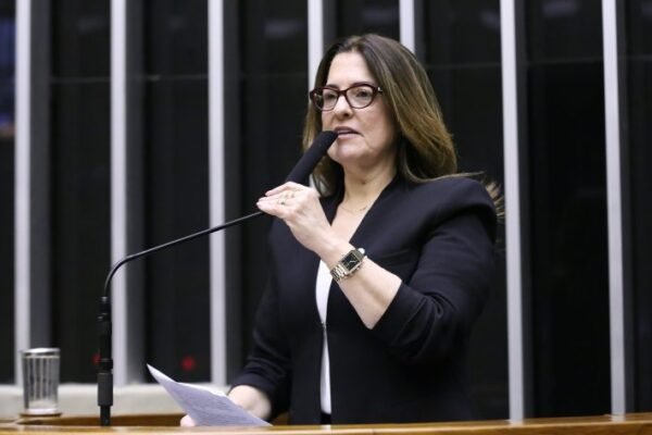 Comissão aprova uso de carros oficiais por agentes comunitários de saúde em serviço na zona rural Comissão aprova uso de carros oficiais por agentes comunitários de saúde em serviço na zona rural