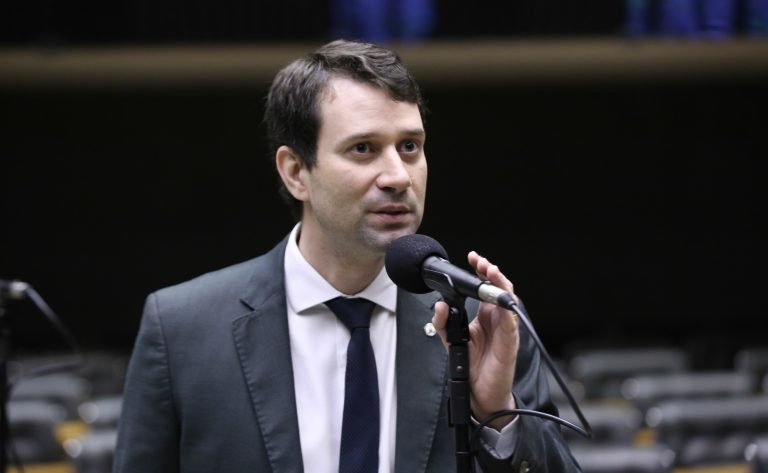 Comissão aprova projeto que regulamenta em lei programa do livro didático
