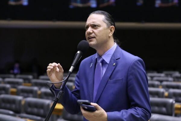 Comissão aprova projeto que impede distribuidoras de energia de repassar perdas para contas de luz