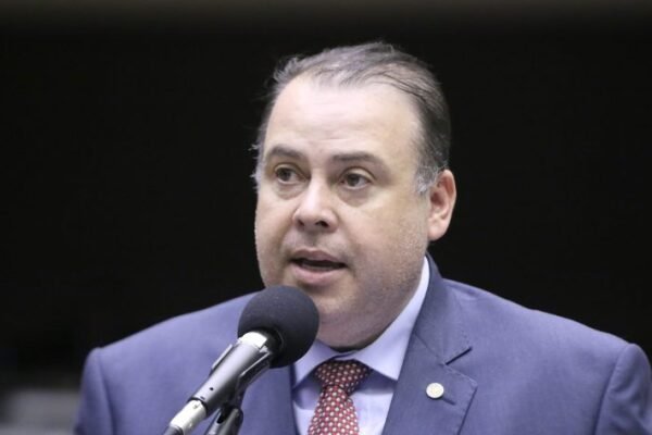 Comissão aprova permissão para operadora enviar alerta no celular sobre crimes contra pessoa idosa