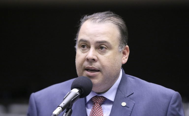 Comissão aprova permissão para operadora enviar alerta no celular sobre crimes contra pessoa idosa