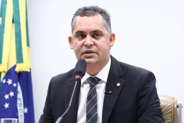 Comissão aprova desconto na compra de livros para professores e alunos de cursos de licenciatura Comissão aprova desconto na compra de livros para professores e alunos de cursos de licenciatura