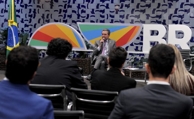 Fausto Pinato defende pragmatismo e soberania nacional em Fórum do BRICS