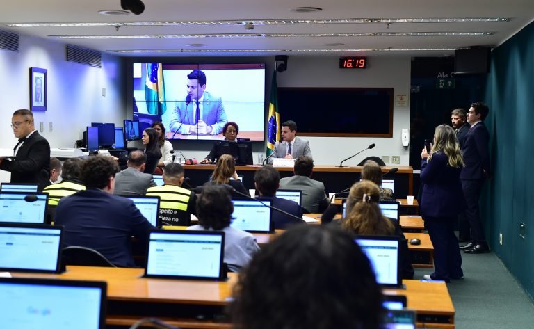 Debatedores divergem sobre transporte de passageiros em moto por aplicativos