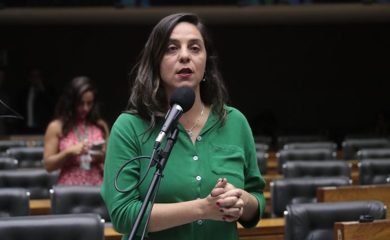 Comissão aprova relatório com sugestões para diminuir impactos de desastres climáticos na educação