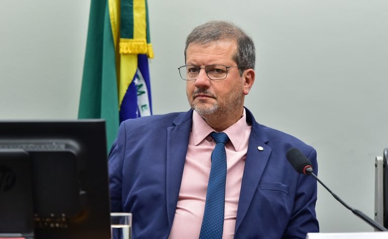 Comissão aprova inclusão de idosos no programa Educação de Jovens e Adultos