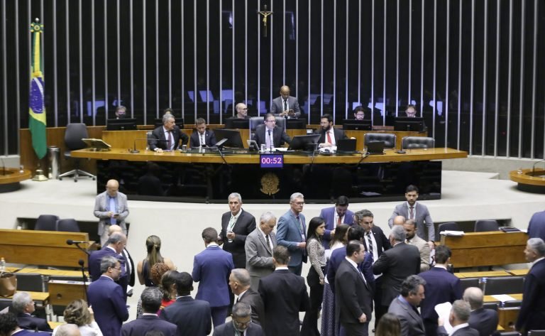 Aprovado texto-base de projeto que aumenta pena para porte de arma de fogo de uso proibido; acompanhe