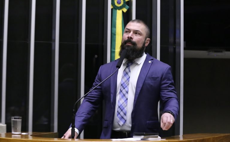 Comissão aprova permissão para morador da zona rural ter arma aos 18 anos