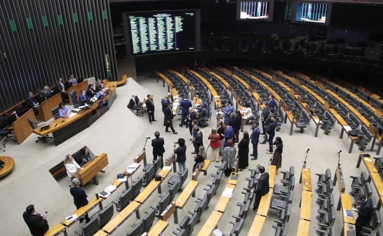 Adiada votação de projeto que reforça medida protetiva em caso de aproximação do agressor