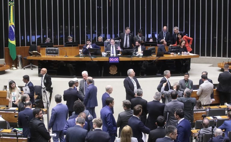 Aprovado pedido de urgência para projeto que suspende aumento do IOF; acompanhe