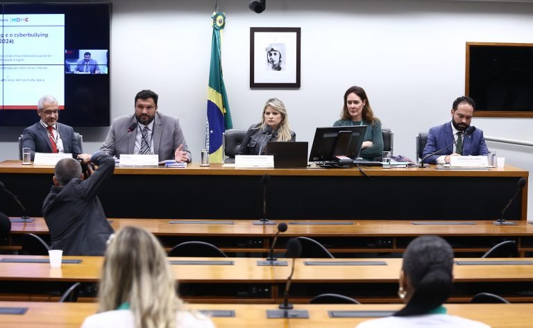 Debatedores defendem conscientização geral sobre riscos para crianças na internet