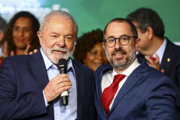Ministro da CGU evita respostas diretas sobre escândalo no INSS 