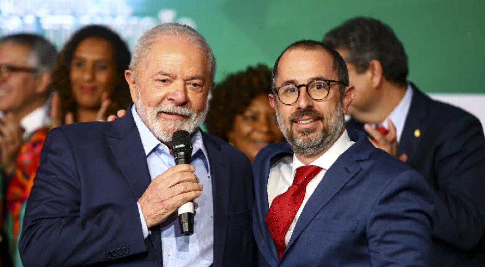 Ministro da CGU evita respostas diretas sobre escândalo no INSS 