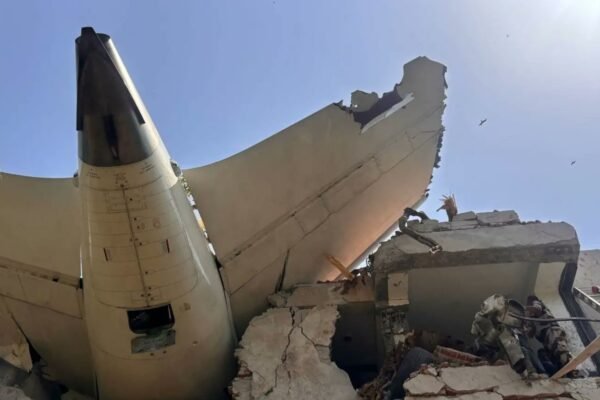 Piloto de avião que caiu na Índia declarou ‘mayday’; saiba o que significa