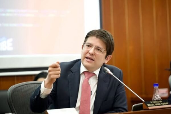 Pré-candidato baleado na Colômbia supera 1ª cirurgia; tiros atingiram cabeça e joelho, dizem médicos