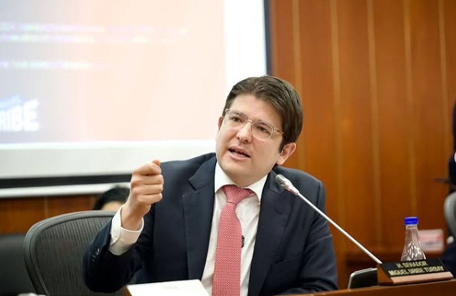 Pré-candidato baleado na Colômbia supera 1ª cirurgia; tiros atingiram cabeça e joelho, dizem médicos