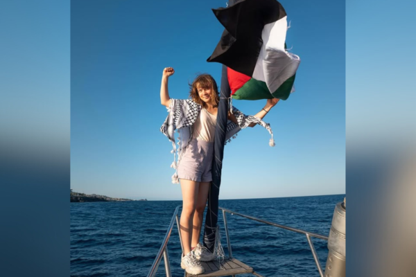Israel diz que orientou barco de ativistas a mudar percurso; grupo tenta chegar a Gaza