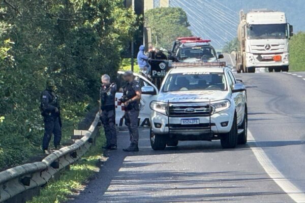 PM mata suspeitos em troca de tiros na Rodovia dos Imigrantes, em SP