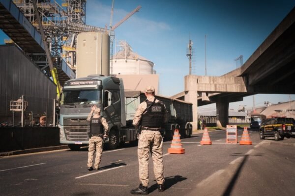 Caminhões são fiscalizados por emissão de poluentes no Porto de Santos; dois foram notificados