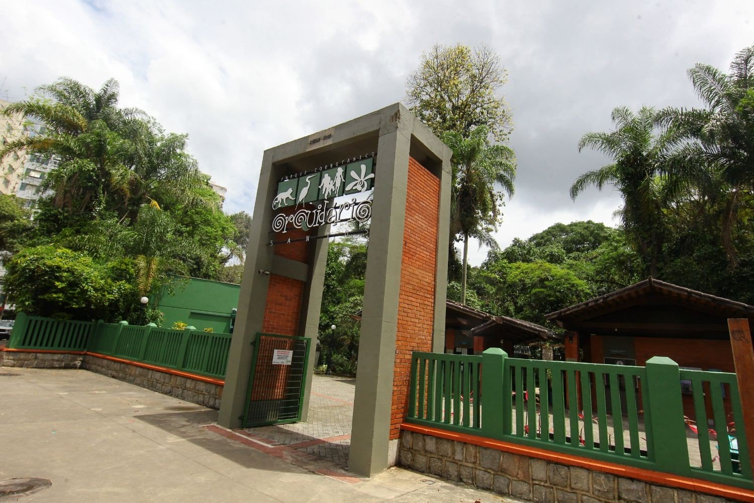 Gaviões, papagaios, maritaca e falcão são furtados do Orquidário de Santos, SP