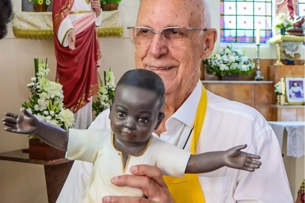 Padre Júlio Lancellotti lança livro sobre população em situação de rua com tarde de autógrafos em Santos, SP