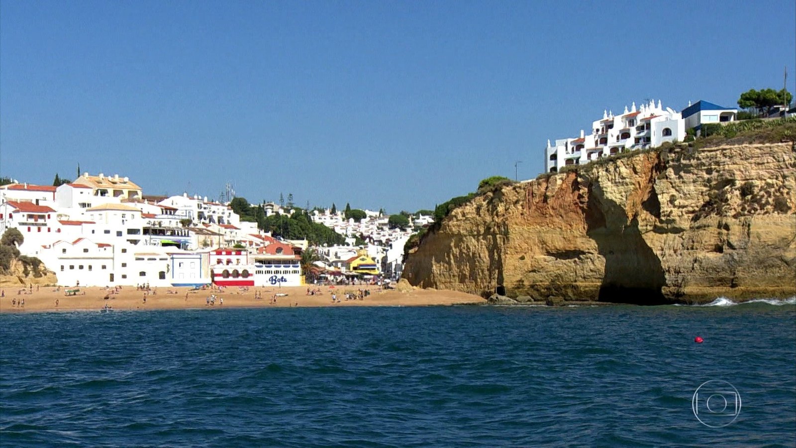 É #FAKE vídeo de onda atingindo turistas e carros em praia no Algarve, em Portugal; cena foi produzida com IA