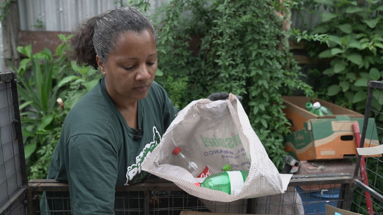 Projeto de lei que prevê troca de materiais recicláveis por alimentos é discutido em Santos