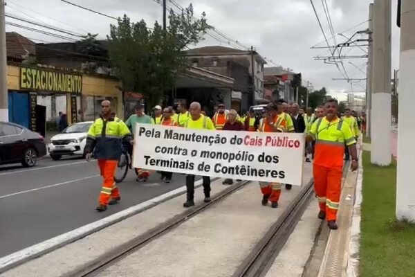 Estivadores protestam por melhorias no cais público e contra PL 733 em Santos, SP Estivadores protestam por melhorias no cais público e contra PL 733 em Santos, SP