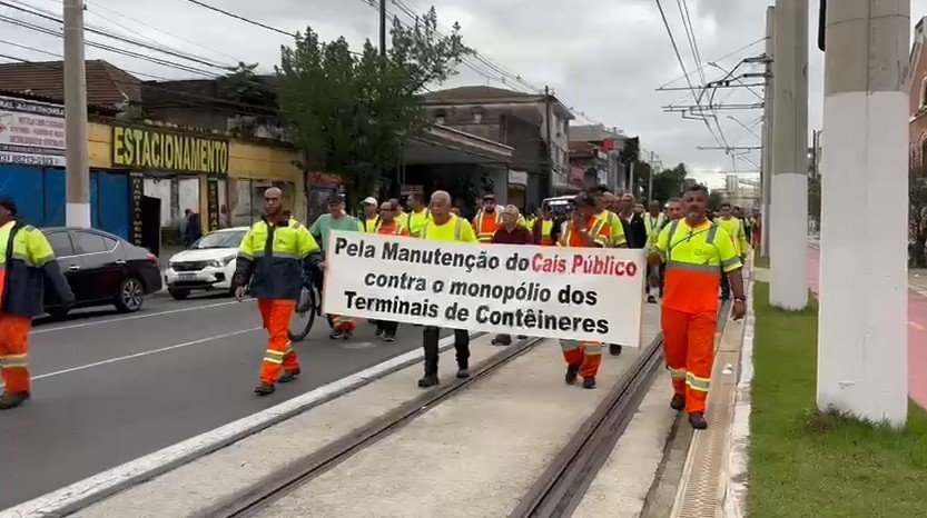 Estivadores protestam por melhorias no cais público e contra PL 733 em Santos, SP