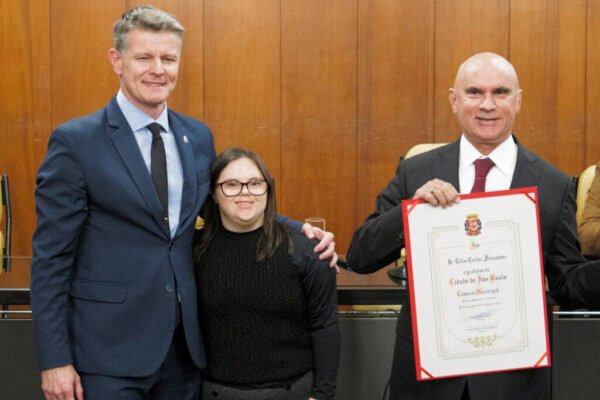 Empresário Celso Fernandes é condecorado com a Medalha Anchieta da Câmara