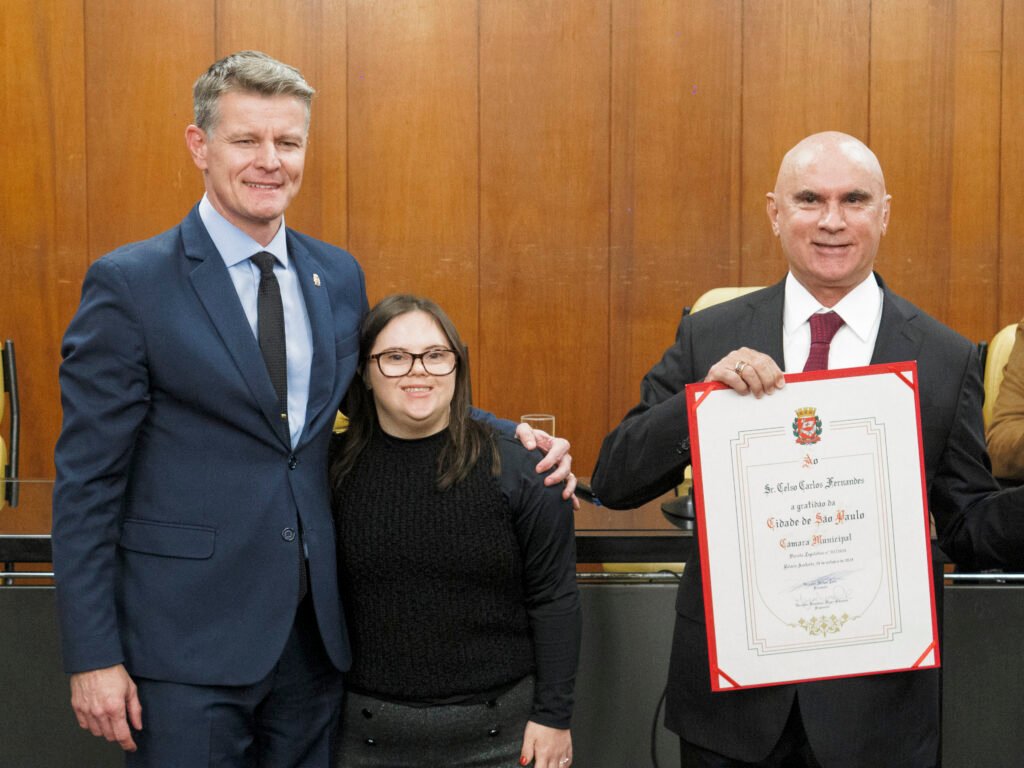 Empresário Celso Fernandes é condecorado com a Medalha Anchieta da Câmara