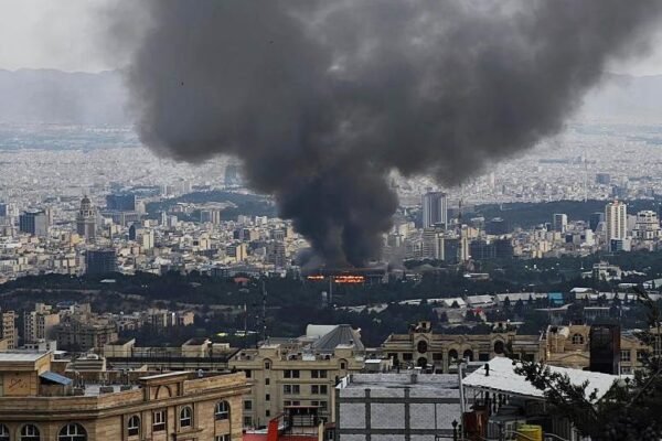 Suíça fecha embaixada e Reino Unido retira diplomatas do Irã em meio a guerra com Israel