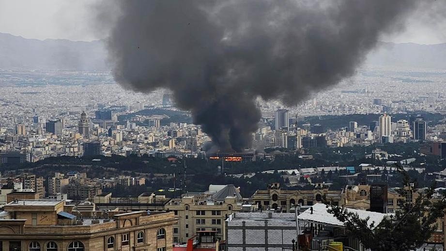 Suíça fecha embaixada e Reino Unido retira diplomatas do Irã em meio a guerra com Israel